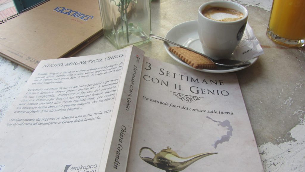 Libro aperto su tavolo di bar